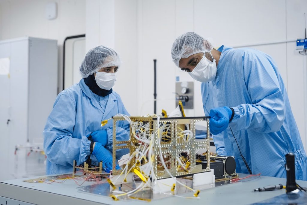 مركز محمد بن راشد للفضاء يُعلن جاهزية القمر الاصطناعي فاي-1 للإطلاق 1763496536 image