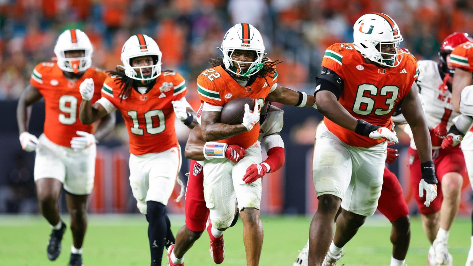 تصنع فرق الفقاعة الكثير من المؤامرات في تصفيات كرة القدم الجامعية 1763610340 0x0