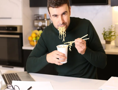 43 خبيراً عالمياً يحذرون من «النودلز» و«المشروبات الغازية»: تُسبِّب البدانة وأمراض القلب والسرطان 1763627821 image