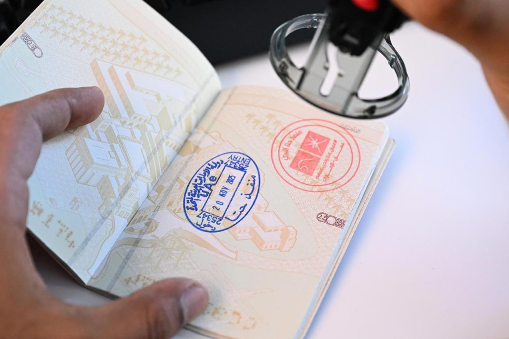 إقامة دبي تحتفي بالعُمانيين القادمين عبر منفذ حتّا ومطار دبي الدولي 1763702904 image