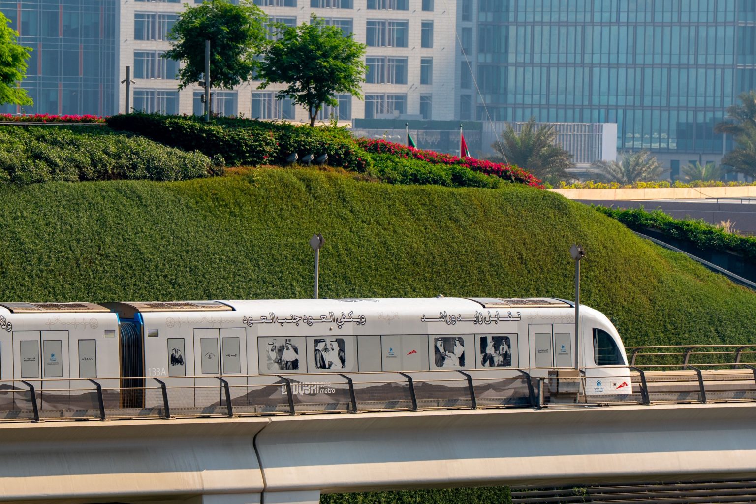 مترو دبي يَتزيَّن بصور زايد وراشد احتفاءً باحتفالات الشهر الوطني في دبي 1763750029 image