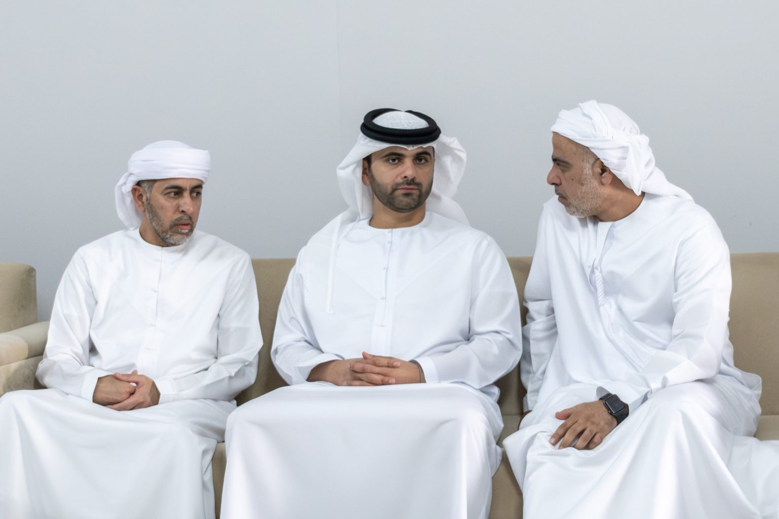 منصور بن محمد يقدّم واجب العزاء في وفاة موزة الشامسي 1763826483 image