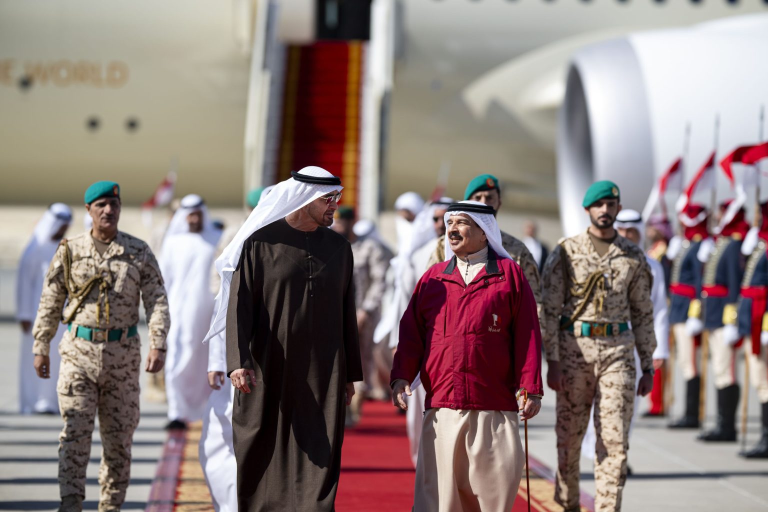 رئيس الدولة يصل البحرين في زيارة عمل والملك حمد بن عيسى في مقدمة مستقبليه 1763828292 image