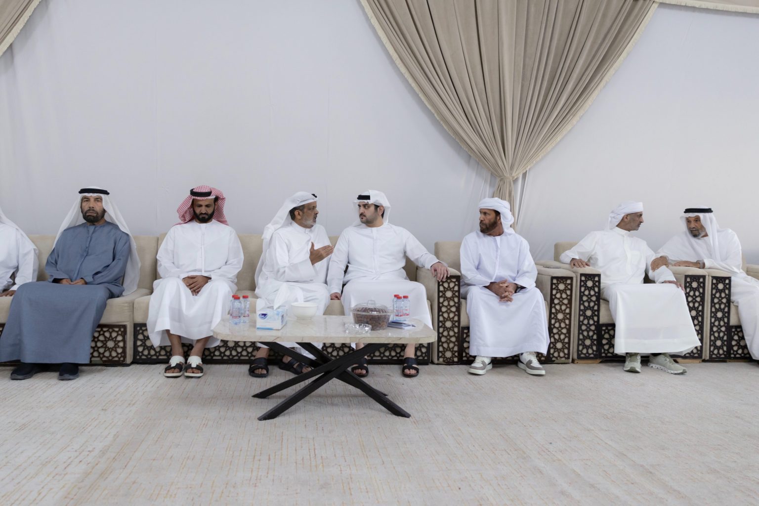 مكتوم بن محمد يقدم واجب العزاء في وفاة سعيد المروشد 1763901717 image