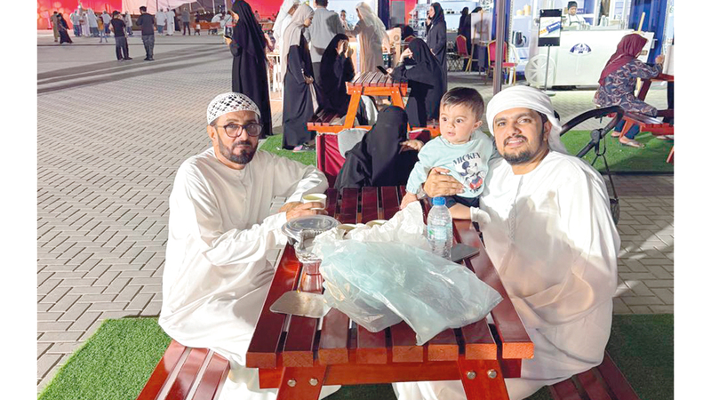 «سوق رأس الخيمة الليلي» ينبض بالأهازيج والمشاريع و«لمة العائلة» 1763948334 image