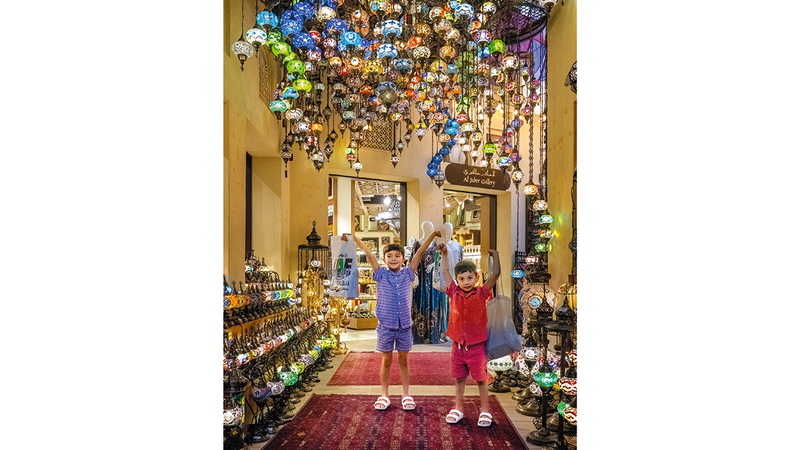 ابتسامتان تحت «أنوار دبي» 1764119477 image