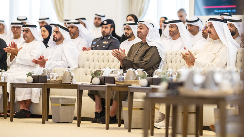 رئيس الدولة يشهد جلسة حول «الذكاء الاصطناعي» بمشاركة وزراء ومسؤولين 1764377465 image