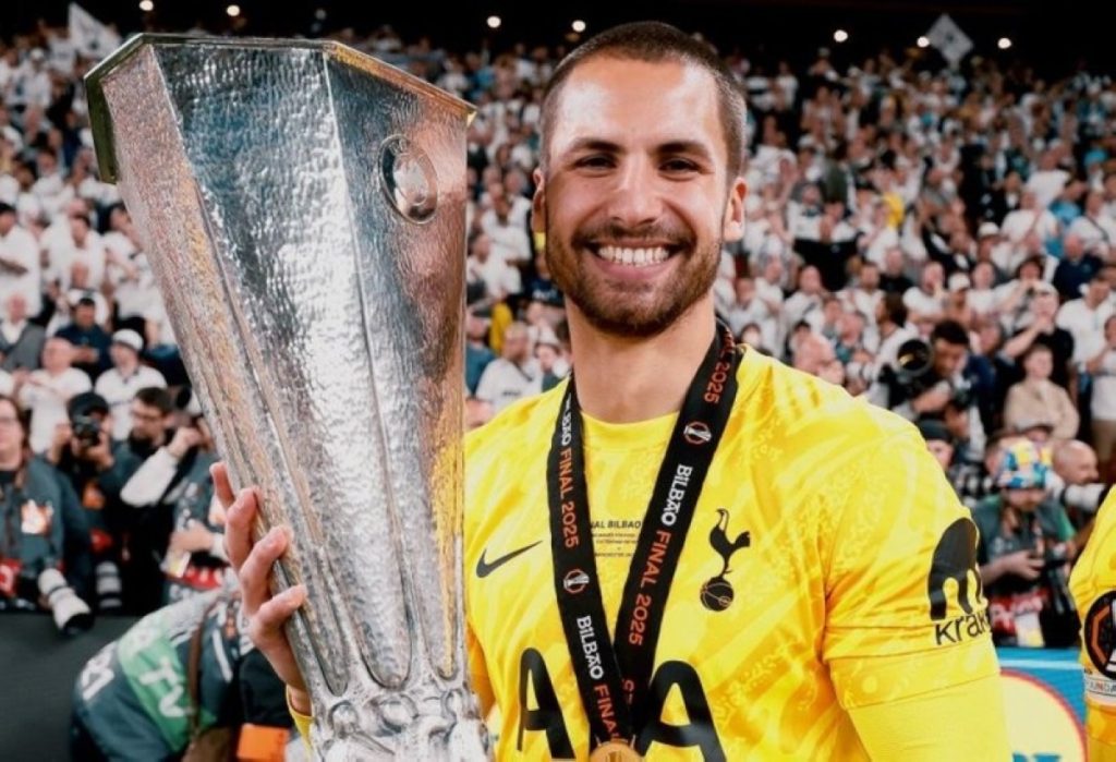 بعمر الـ27.. حارس توتنهام يعلّق قفازيه ويتجه إلى السينما ! 2607300