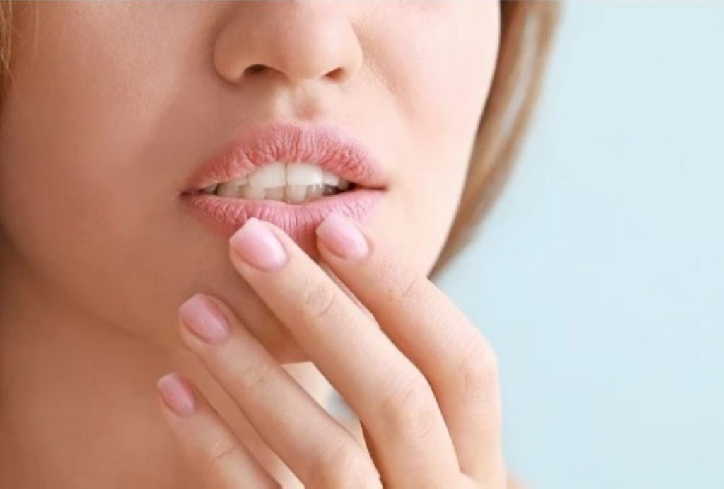 مكونات طبيعية تمنح الشفاه ترطيباً عميقاً ومظهراً صحياً 2607916