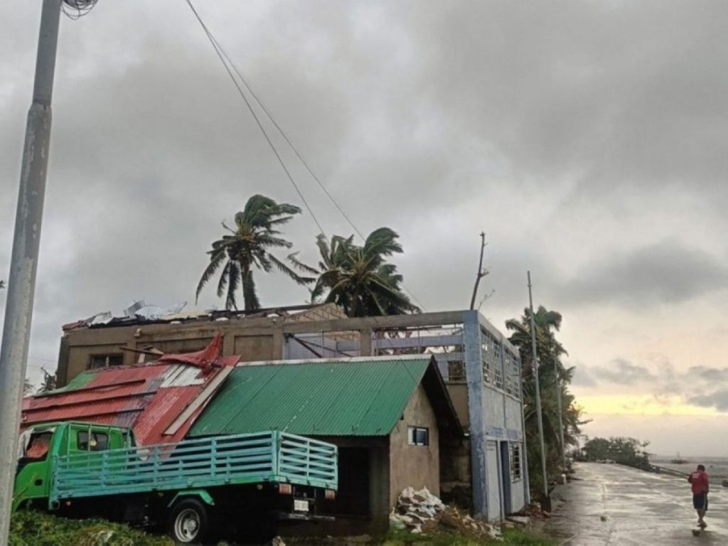 الفلبين: إجلاء 150 ألف شخص مع اقتراب «كالماغي» 2608893