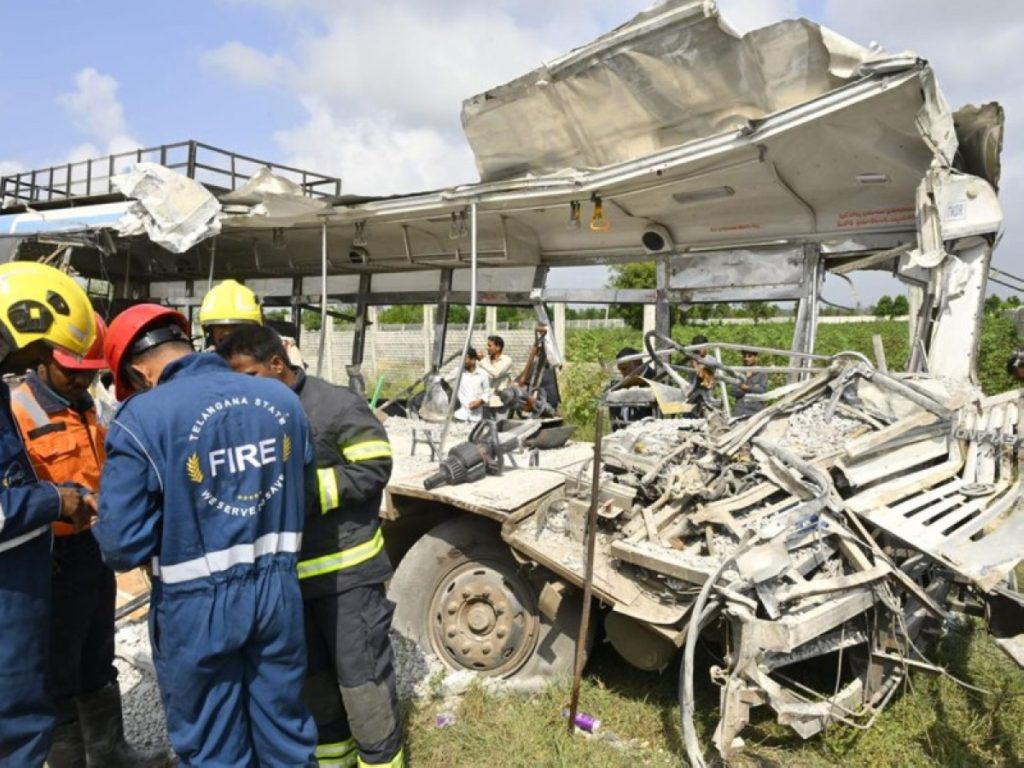 مصرع 24 شخصاً في تصادم حافلة وشاحنة في «تيلانجانا» الهندية 2608895