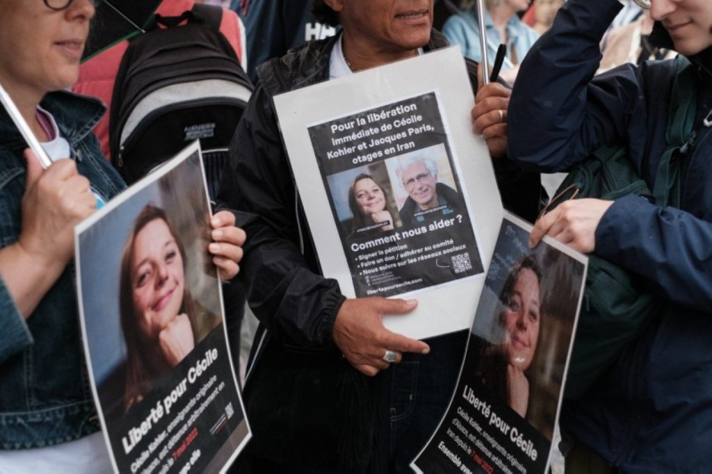 بعد 1277 يوماً.. إيران تفرج عن آخر الرهائن الفرنسيين 2609544