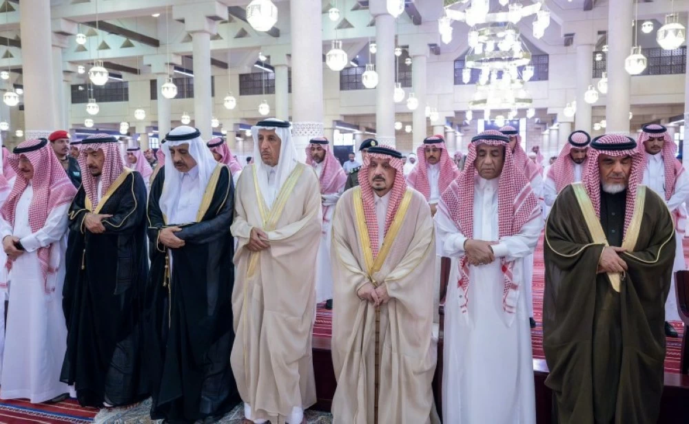 أمير الرياض يؤدي صلاة الميت على الأمير فهد بن سعود بن محمد آل سعود – أخبار السعودية 2610266.webp