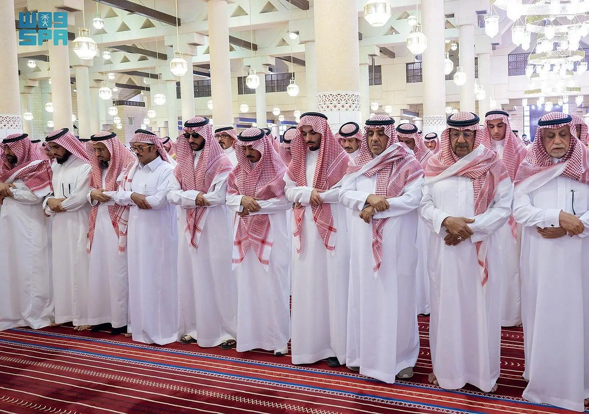 أمير الرياض يؤدي صلاة الميت على الأمير فهد بن سعود بن محمد بن مقرن المشاري آل سعود 2