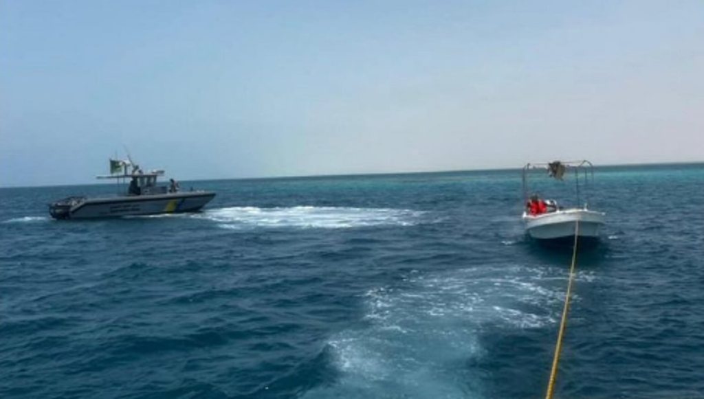 حرس الحدود بمنطقة مكة المكرمة ينقذ مواطنًا تعطلت واسطته البحرية في عرض البحر ajel2F2025 11 042Fhxkkl4qb2FScreenshot 2025 11 04 170745