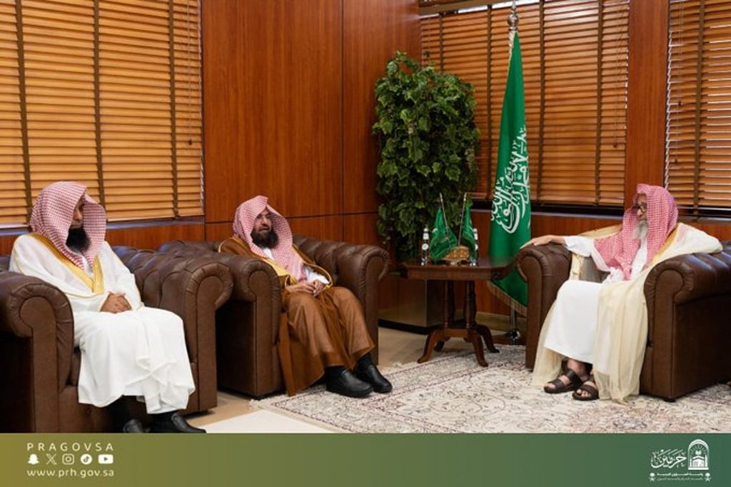 مفتي عام المملكة يستقبل رئيس الشؤون الدينية بالحرمين الشريفين ويبحثان أوجه التعاون ajel2F2025 11 062Fk3bbkobw2FG5EUi8dWkAAxXcq