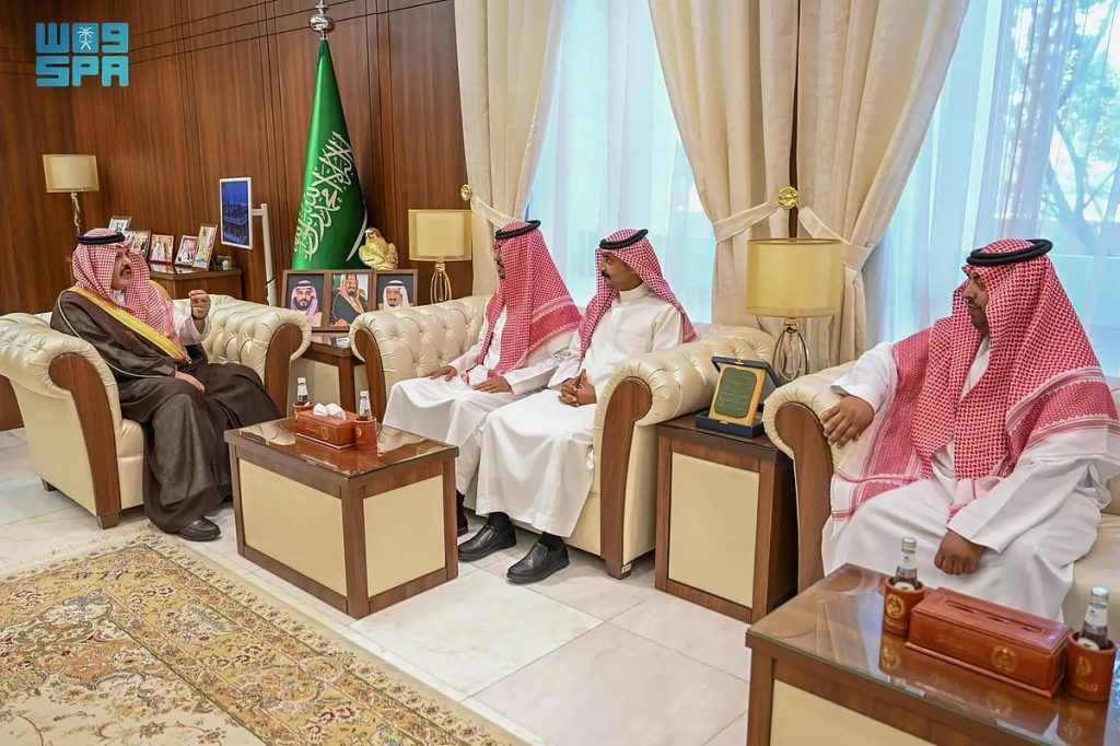 أمير حائل يستقبل عددًا من المواطنين لإنقاذهم حياة وافدين من الجنسية الصينية جراء السيول ajel2F2025 11 172F6zwdsbgv2FG59XW3jWQAEnHvr