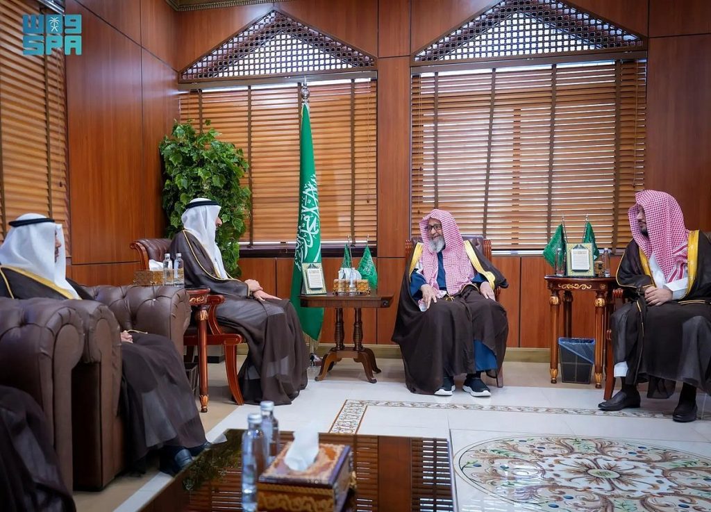 مفتي عام المملكة يستقبل وزير الحج والعمرة ويثني على دور الوزارة في خدمة الحجاج والمعتمرين ajel2F2025 11 172Fs6fd6w3i2FeYzTJAE3xK7C4GSDJPfgT4s20jVrd81uEeKGLLCy.webp