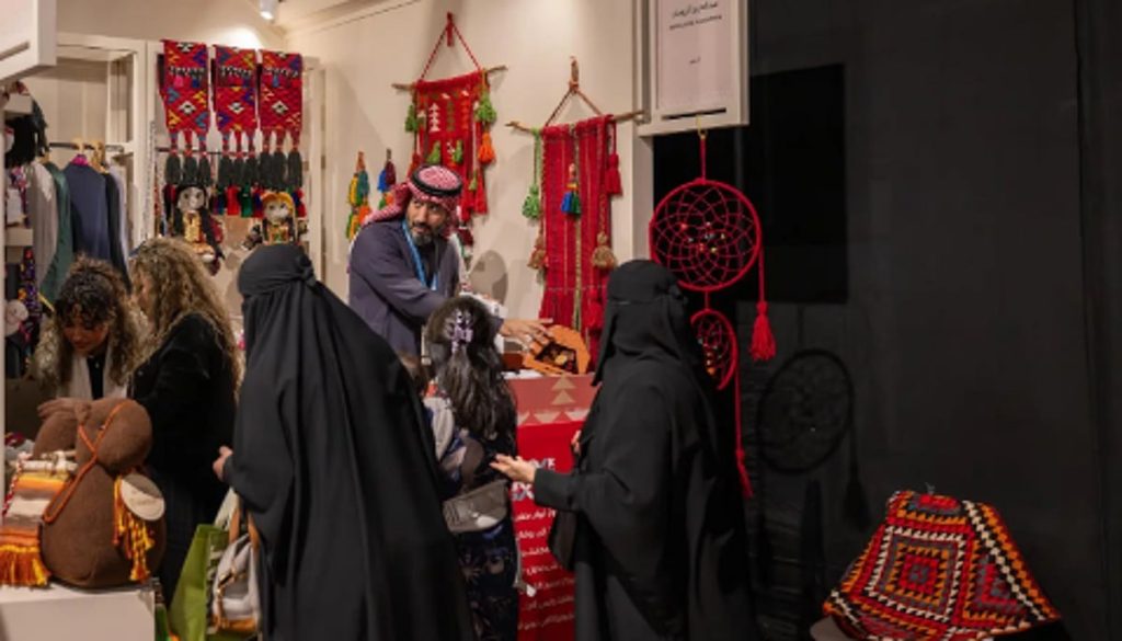 السدو يروي ذاكرة البادية بلغة حديثة في معرض "بنان" ajel2F2025 11 192F5tqh3m9w2FCapture