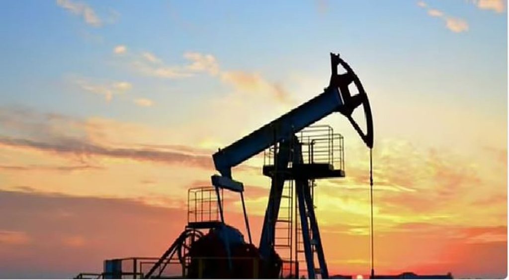 انخفاض النفط مع تزايد مخاوف تخمة المعروض بسبب ارتفاع المخزونات الأمريكية ajel2F2025 11 192Fnm1zb5f52FCapture