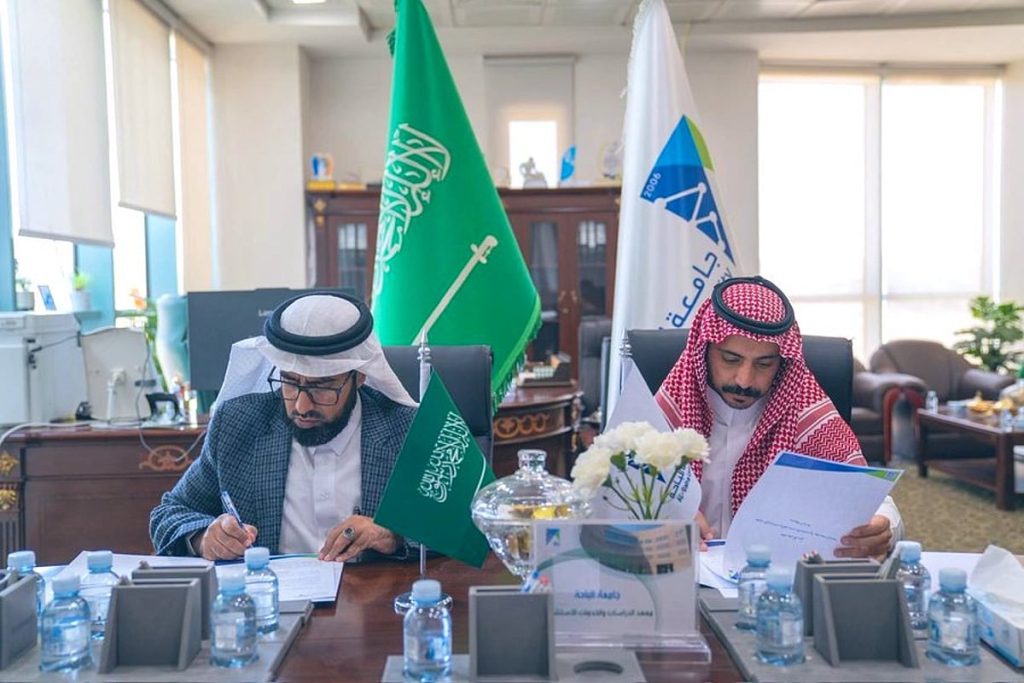جامعة الباحة توقع عقد تعاون مع الغرفة التجارية لتنفيذ برامج تدريبية ودبلومات مهنية ajel2F2025 11 232F0nce14go2FG6csCh2W4AAqOLl