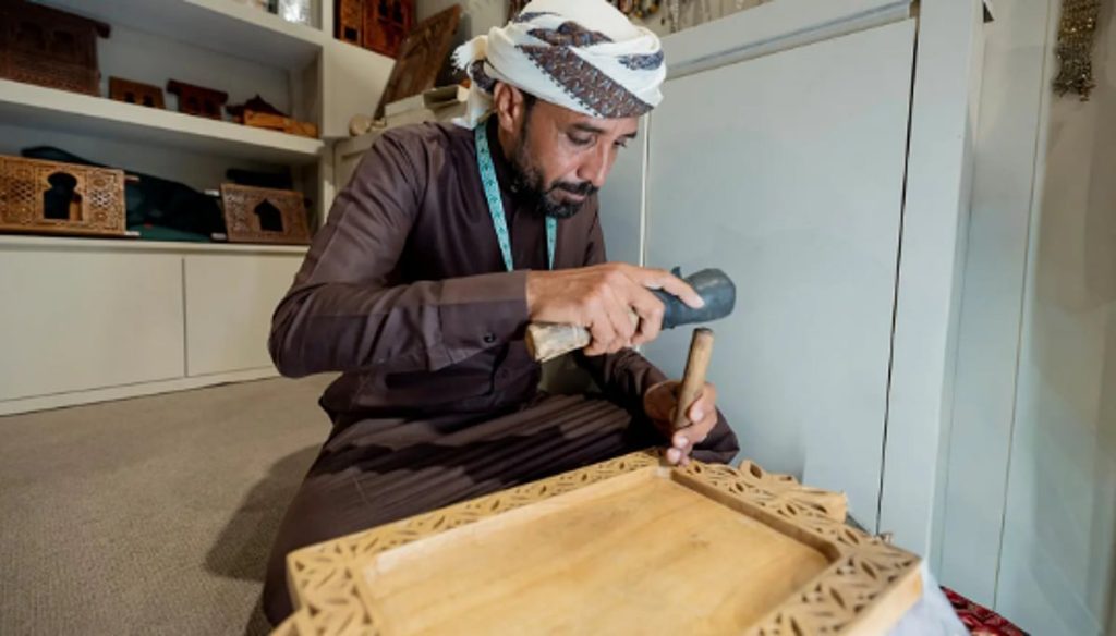 عاطف السعدي.. فنان تشكيلي يحفر الخشب ويعلّق أعماله في الأمم المتحدة ajel2F2025 11 262F1czfi2kz2FCapture