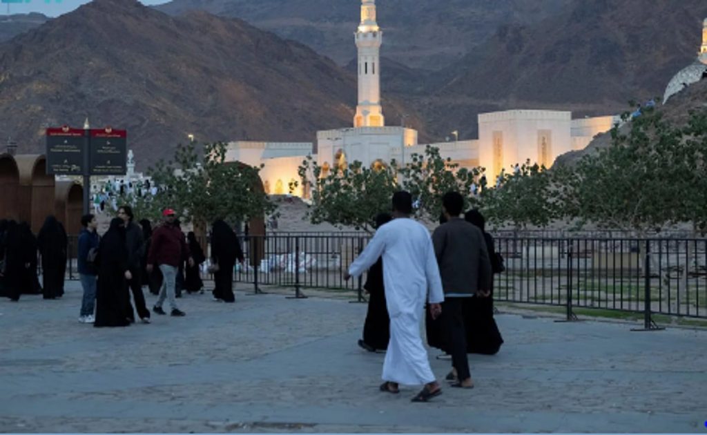 توافد الزوار على المدينة المنورة خلال الإجازة للاستمتاع بأجوائها ومعالمها ajel2F2025 11 262F4z20q5kh2FCapture