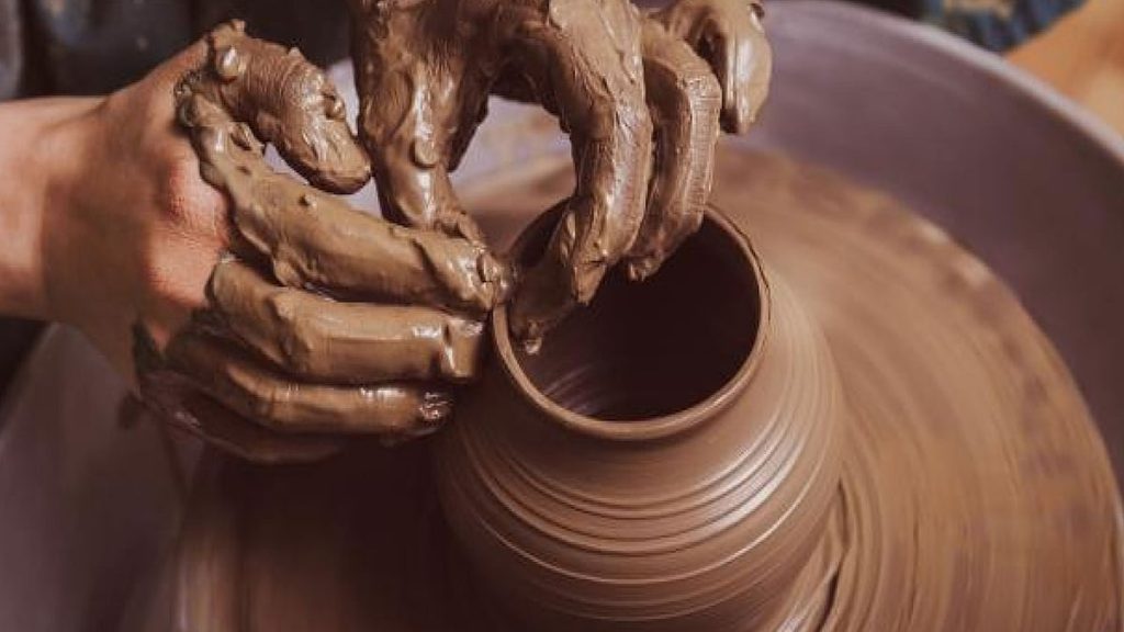 "الصلصال الحراري".. مبادرة لتعزيز الحرف اليدوية وتمكين المرأة في وادي الدواسر ajel2Fimport2F61bedf0a76c163009413d03b2F61bede8f88d51