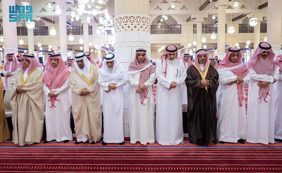 أمير الرياض يؤدي صلاة الميت على الأمير فهد بن سعود بن محمد بن مقرن المشاري آل سعود 3 cQSfAzSfCRMfZaZ68l1AH5ZpFhiGGql60GoMZ3K9.webp