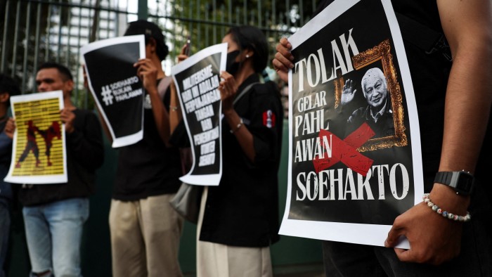 إندونيسيا برابوو سوبيانتو متهم بتبييض حقبة سوهارتو https3A2F2Fd1e00ek4ebabms.cloudfront.net2Fproduction2Ffea40bf0 de60 45f6 85d4 aab2be6e2801