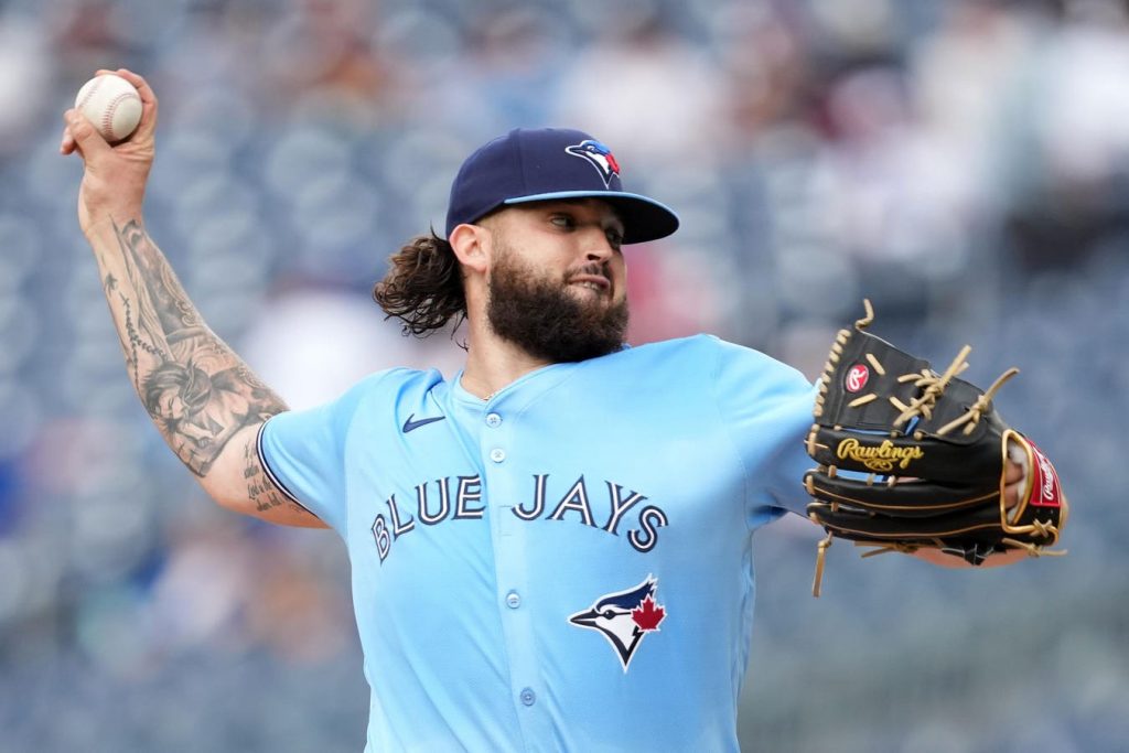 وقع فريق Los Angeles Angels على Pitcher Alek Manoah لصفقة ودية للفريق 1764809113 0x0