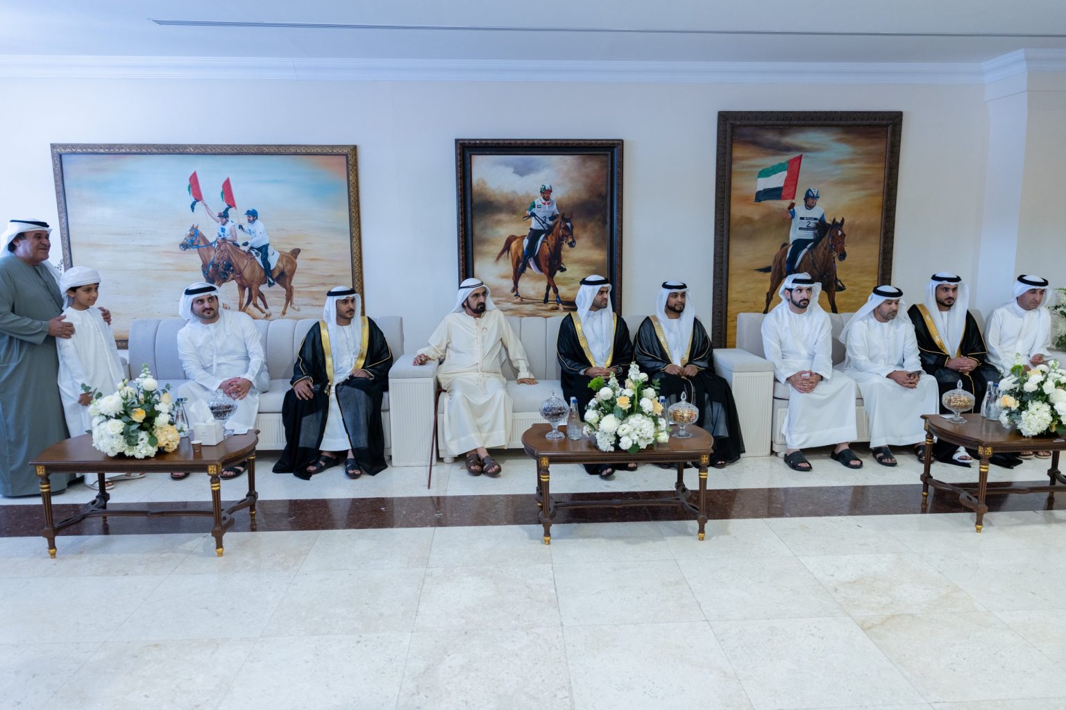 محمد بن راشد يرافقه حمدان ومكتوم بن محمد يحضر أفراح بن غديّر والكتبي 1765028526 image