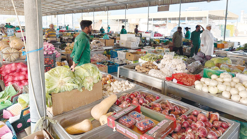 البيع بـ «الصندوق» يحرم أسراً التبضع في «سوق الجسر» برأس الخيمة 1765056483 image