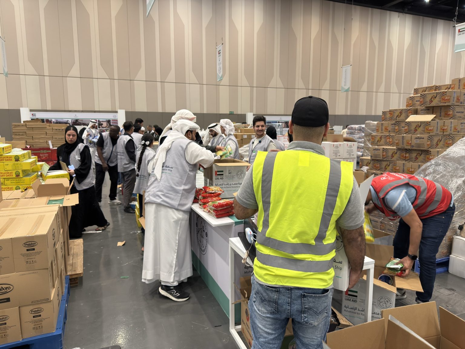 بدء تجهيز «سفينة محمد بن راشد الإنسانية».. متطوعون يسابقون الزمن لإعداد 10 ملايين وجبة لغزة 1765093932 image