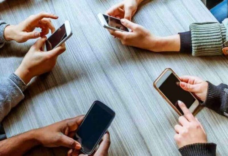 خبراء يتوقعون «موته» قريباً .. ماذا يُعدُّ لنا العلماء بديلاً للهاتف الذكي ؟ 1765253756 image