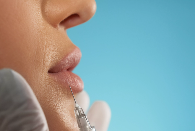 خبراء تجميل يحذرون: «الفيلر» قد يسبب العمى والسكتة الدماغية 1765257965 image