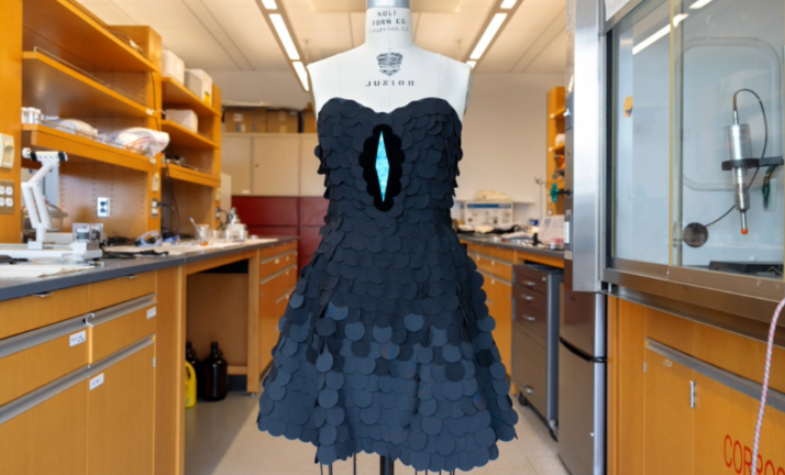 علماء يبتكرون قماشاً شديد السواد بانعكاس شبه معدوم للضوء 1765261794 image