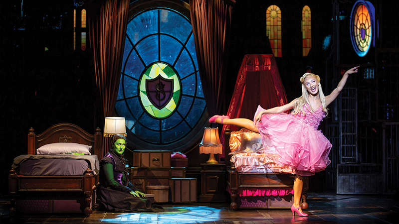 «برودواي» تكشف عن الصور الأولى لمسرحية «ويكد» 1765498203 image