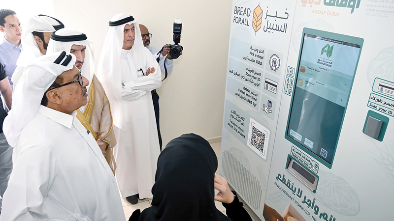 5 أجهزة جديدة من «الحبتور» لتوزيع الوجبات المجانية على العمال ومحدودي الدخل 1765500618 image