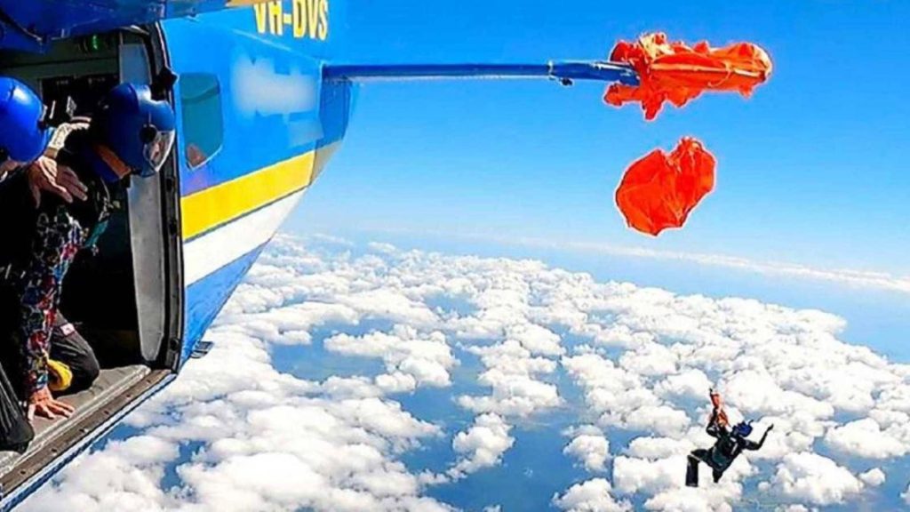 مظلي ينجو من حادث خطير خلال قفزة جماعية في أستراليا 1765543640 image