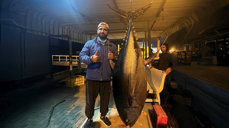 صياد مواطن يوثّق صيد «أم قوس» عملاقة بوزن 137 كيلوغراماً 1765687575 image