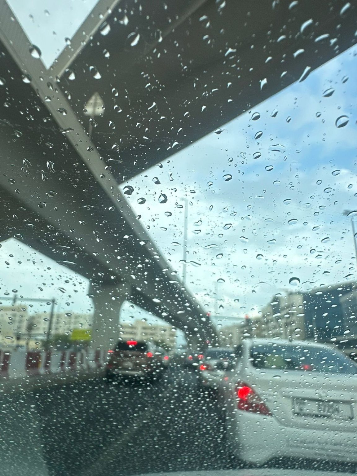 أمطار على مناطق متفرقة وتنبيه من رياح نشطة حتى المساء 1765696739 image