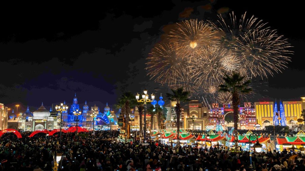 احتفالات ليلة رأس السنة في القرية العالمية: عروض خلابة حتى 2 صباحاً 1765788914 image