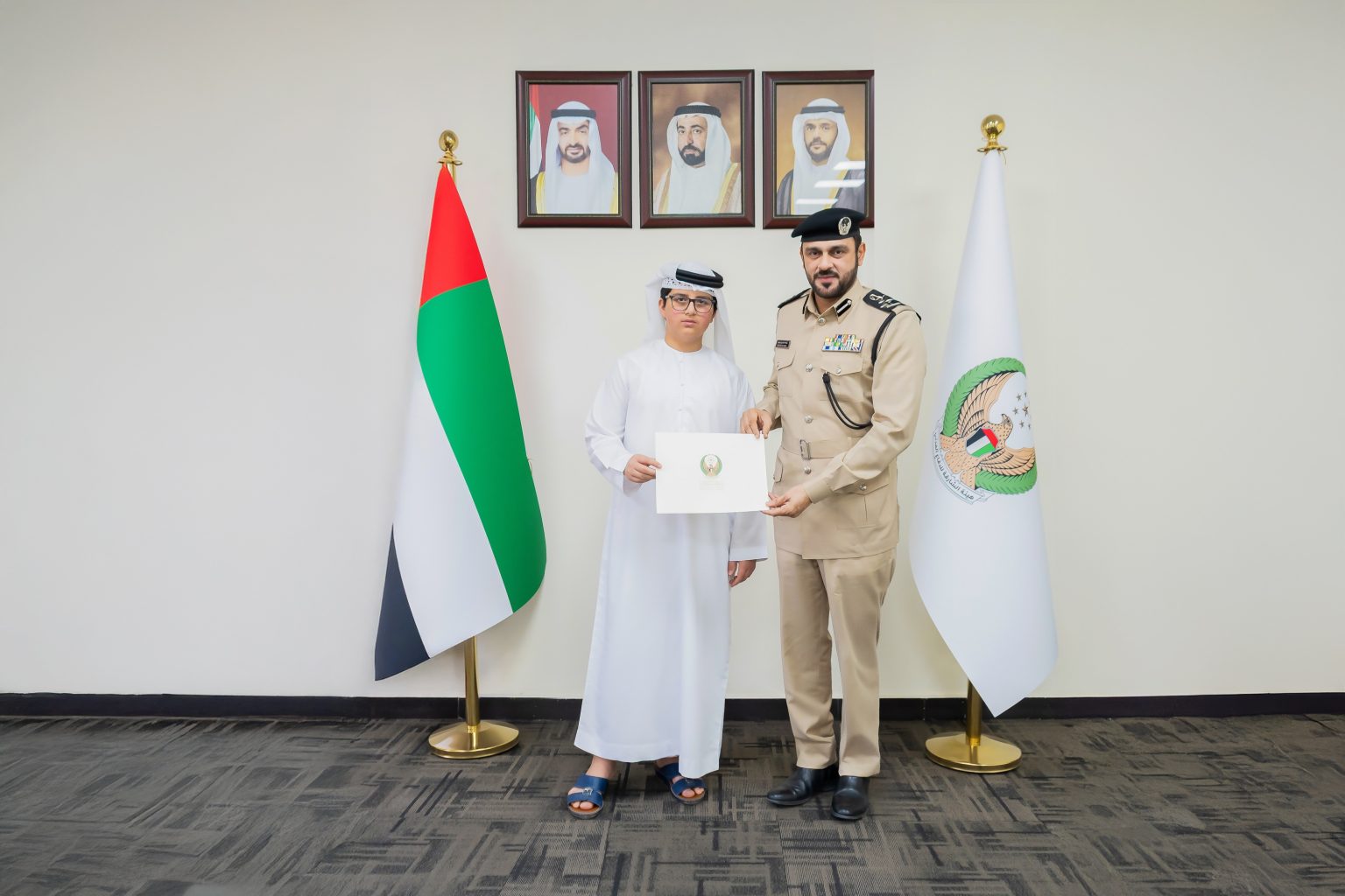 طفل مواطن يبلغ عن حادث حريق مركبة.. والدفاع المدني يكرمه 1765799703 image