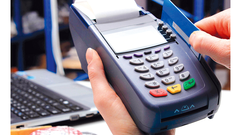 مستهلكون: متاجر ومؤسسات تفرض رسوماً إضافية عند الدفع ببطاقات الائتمان 1765834736 image