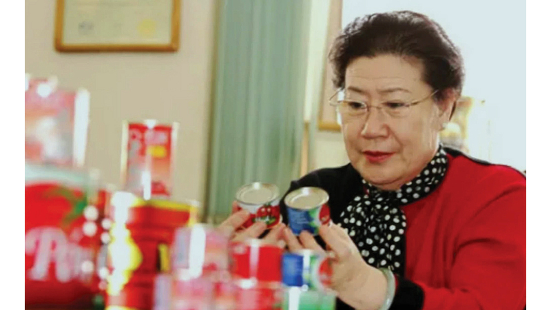 «ملكة علب المشروبات» الصينية تحوّل ورشة صغيرة إلى شركة كبرى 1765844042 image