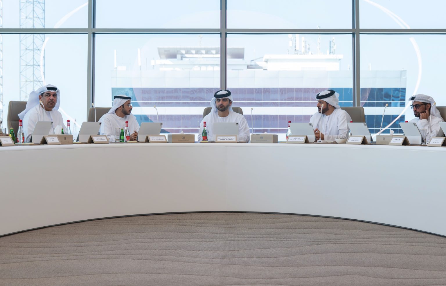 منصور بن محمد يطّلع على خطة تنظيم الملاحة البحرية خلال ليلة رأس السنة 1765884242 image