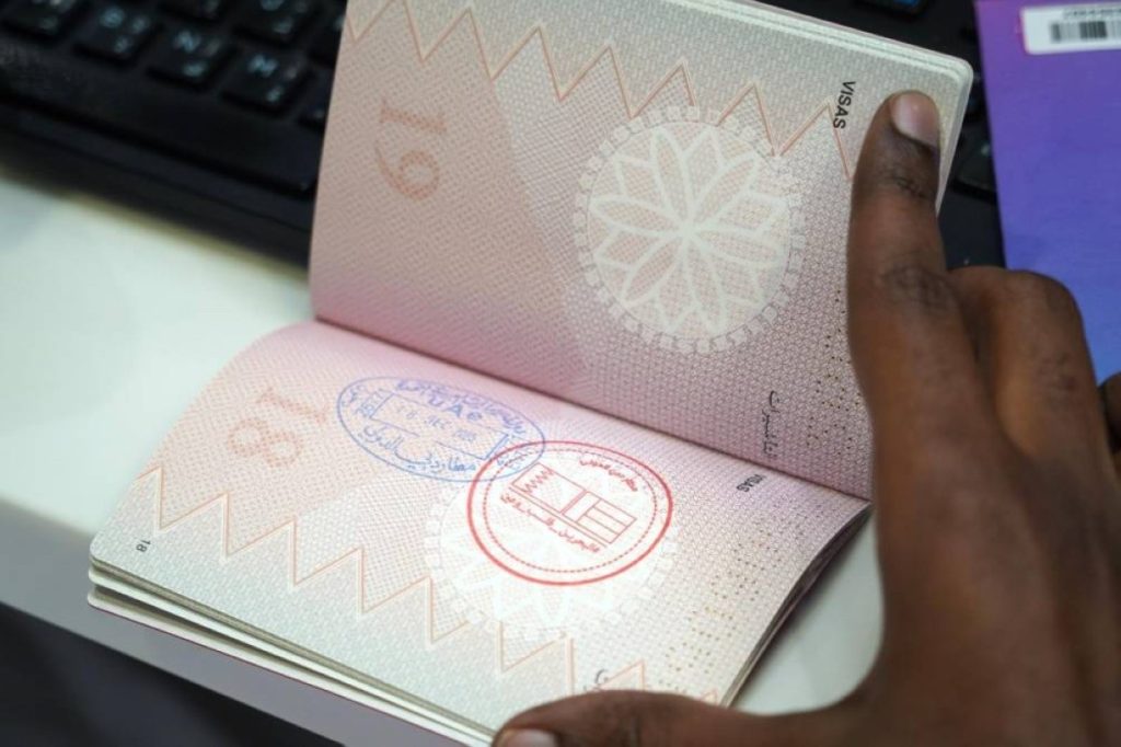 استقبال المسافرين بختم “البحرين قلب وعين” في مطارات دبي 1765889473 image