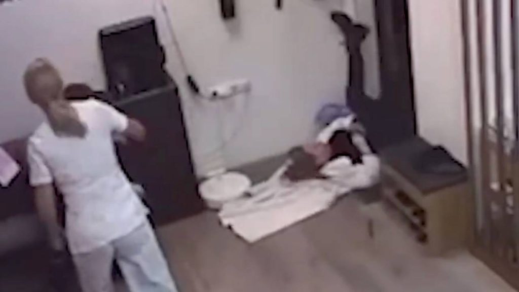 مؤثرة شهيرة تتعرض للسحل والضرب في صالون تجميل 1765924441 image