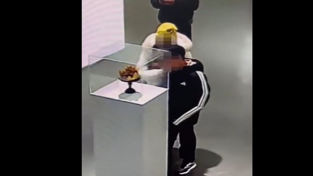 طفل يتسبب بضرر بعشرات آلاف الدولارات لقطعة فنية 1765987435 image